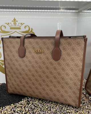 Dámska kabelka GUESS SB866524 hnedá. Farba: hnedá - latte. Model: taška cez rameno. Horná časť/podstavec: PU koža. Logo:...