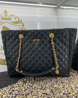 Dámska kabelka GUESS čierna so zlatými doplnkami. Typ: QA874 823 GIULLY Materiál: imitácia kože. Farba: čierna. Doplnky:...