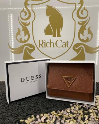 Peňaženka Guess je malá a zapína sa na gombík. Vo vnútri peňaženky je vrecko na mince s gombíkom vrecko na mince, dve...