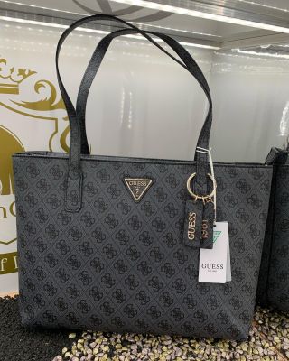 Dámska kabelka GUESS Noelle Dámska kabelka GUESS Noelle šedá s logom GUESS na celej kabelke. Materiál: imitácia kože. Logo...